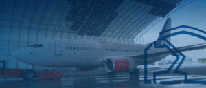 Matkustajalentokone, joka on isossa hallissa.