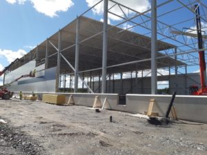 Rakennusvaiheessa oleva PVC-halli.