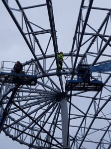 Rakennusvaiheessa oleva PVC-katteinen teräskaarihalli.