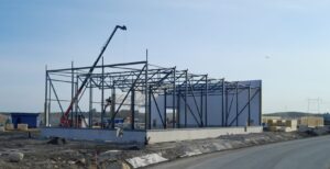 Rakennusvaiheessa oleva teräshalli.