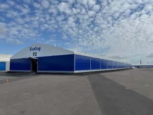 Sinivalkoinen pitkä halli.